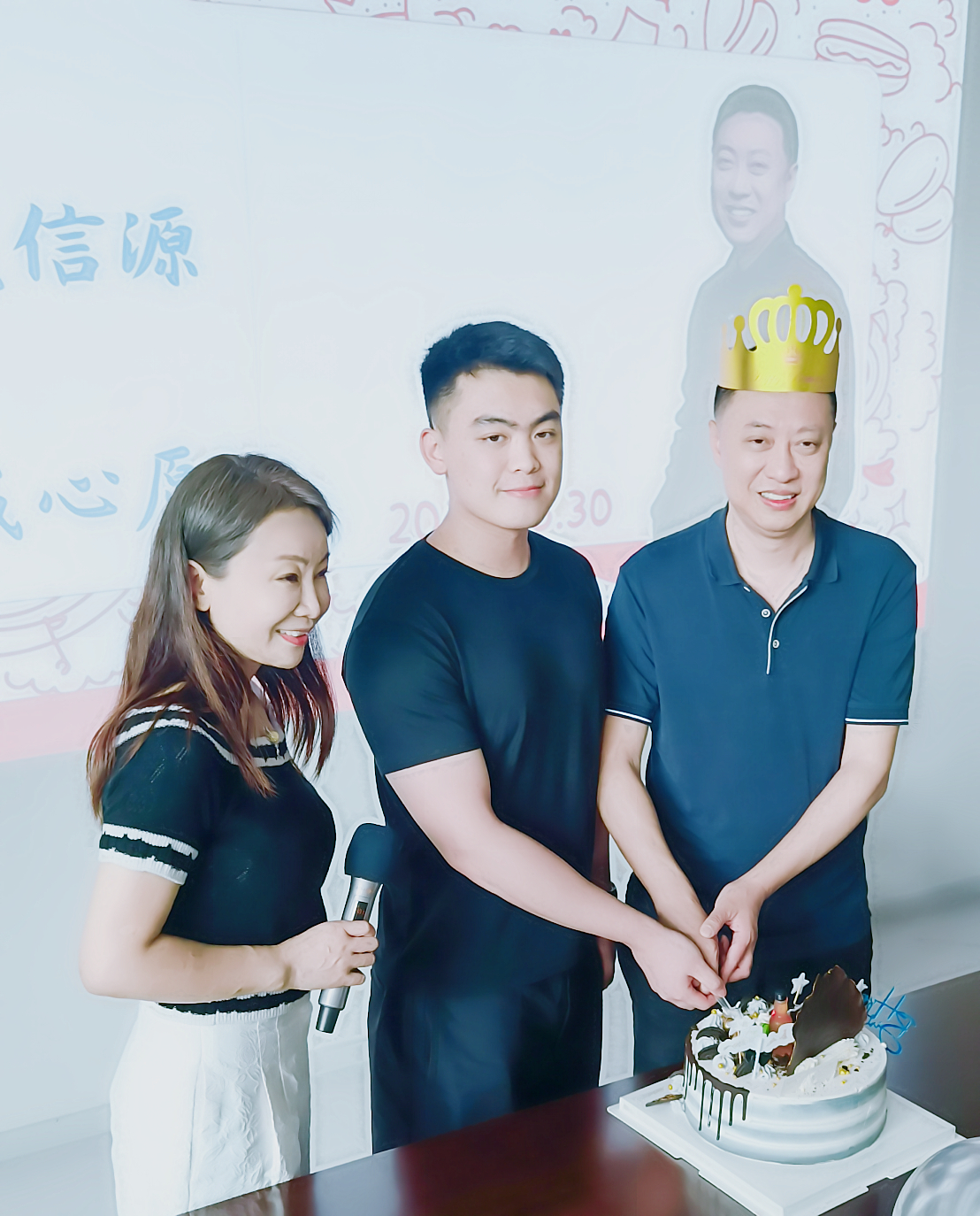 祝贺 | 俄罗斯专享会董事长喜迎生日 全员敬献“俄罗斯专享会卓越领军人物奖” 卓越一生领航信源-俄罗斯专享会官网-数字时代智慧安全产品和解决方案提供商